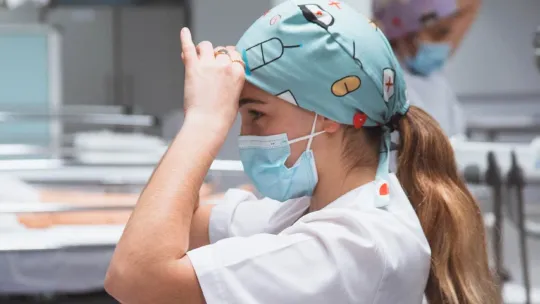 Estudiante de Farmacia y Parafarmacia haciendo prácticas