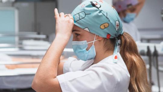 Estudiante de Farmacia y Parafarmacia haciendo prácticas