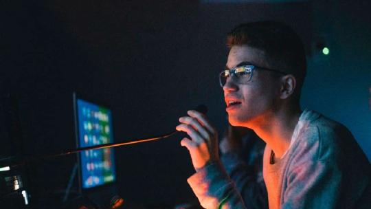 Alumno de Producción de Audiovisuales en el estudio.