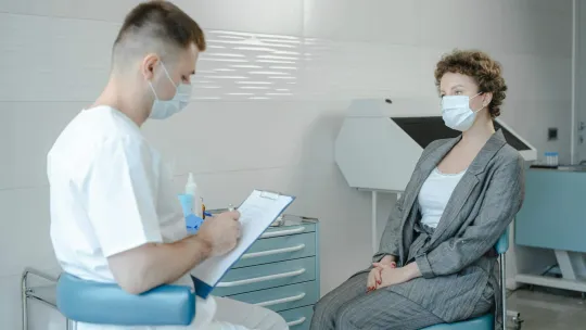 Doctor y paciente en consulta hablando del hipotiroidismo.