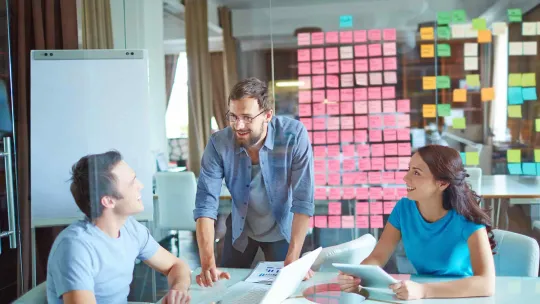 Trabajadores en una oficina impulsan su creatividad e innovación con un Brainstorming o tormenta de ideas