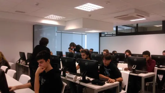 Grupo de alumnos en clase atendiendo al profesor
