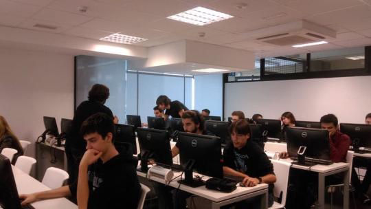 Grupo de alumnos en clase atendiendo al profesor