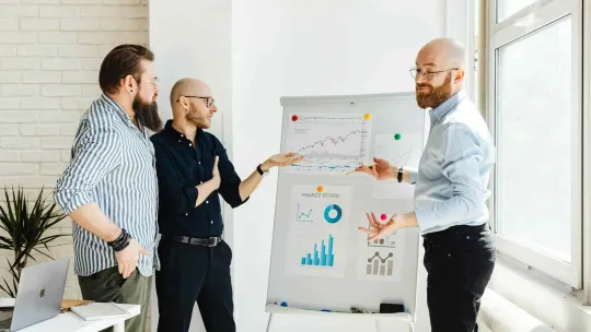 hombre y gente en oficina de negocio enseñando un diagrama
