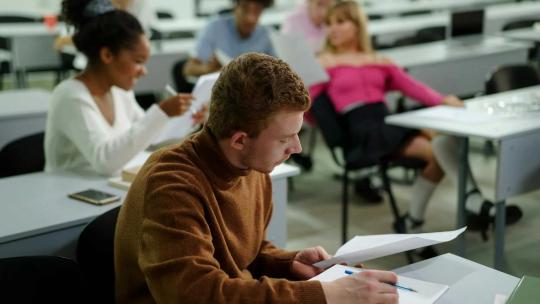 Joven estudiando en clase 