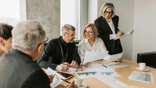 marketing oficina trabajando finanzas hombres