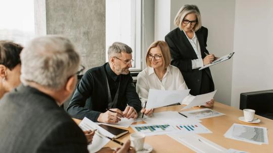 marketing oficina trabajando finanzas hombres