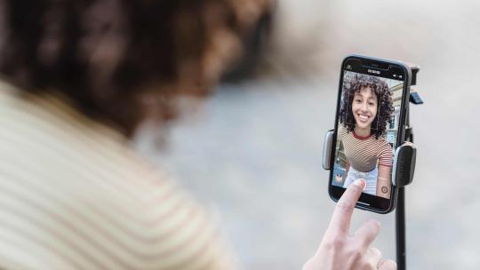 Una mujer se graba con su móvil para redes sociales.