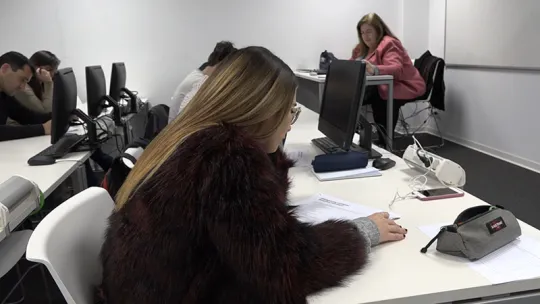 Trabajadora pone a prueba su inteligencia emocional en el ámbito laboral