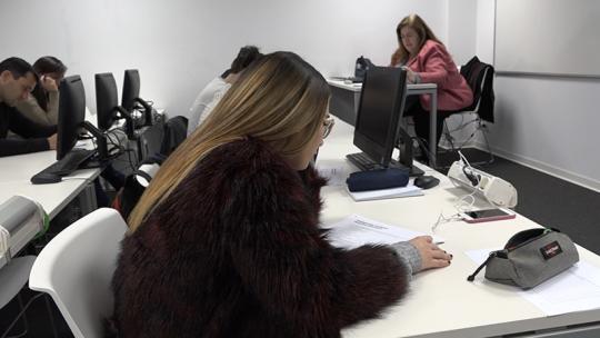 Trabajadora pone a prueba su inteligencia emocional en el ámbito laboral