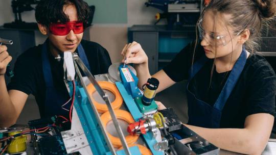 Un chico y una chica trabajando con gafas de protección para un proyecto de Inteligencia Artificial y Big Data