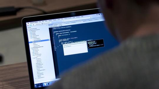 Programador trabajando con su ordenador