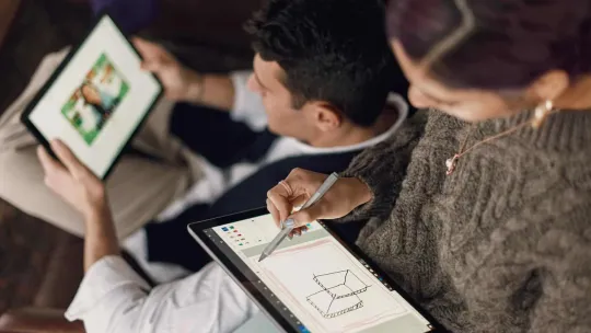 Trabajadores utilizando la tablet para realizar proyectos