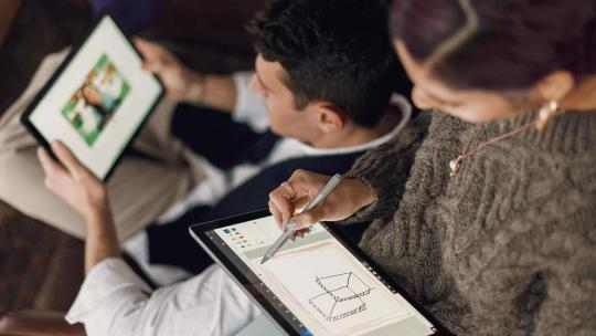 Trabajadores utilizando la tablet para realizar proyectos