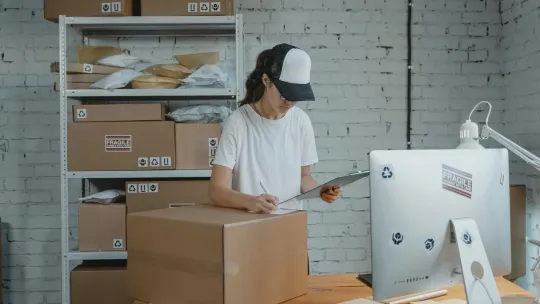 Profesional de logística inversa con productos devueltos por los clientes.