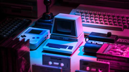 Consolas y videojuegos en una mesa de trabajo