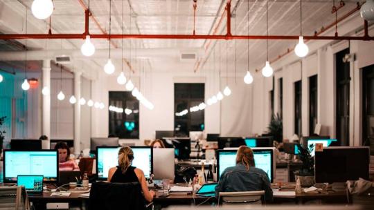 Empleados trabajan con sus ordenadores en la oficina