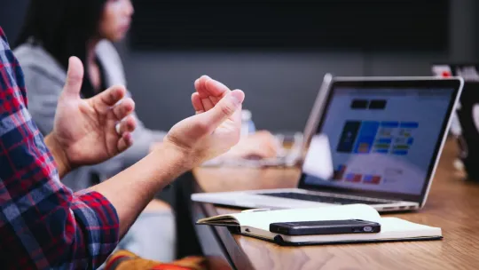 Consultores de marketing digital trabajan en su publicidad.