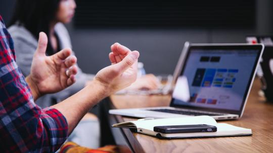 Consultores de marketing digital trabajan en su publicidad.