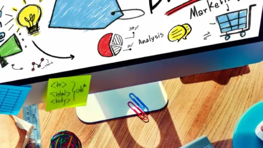 Ordenador de especialista de marketing y publicidad con esquema de plan de marketing.