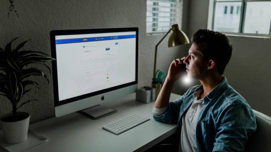 Hombre teletrabajando desde su casa