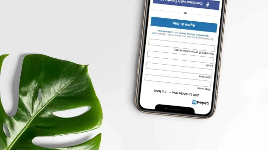Imagen de un móvil con la aplicación de LinkedIn abierta