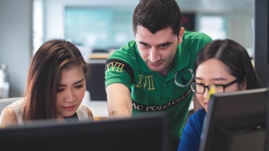 Administrativos trabajando en la oficina 