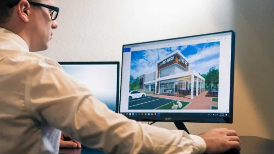 Animador 3D prepara motion graphics.