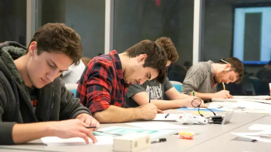 Estudiantes se examinan para obtener buenas notas y acceder a un ciclo de formación profesional.