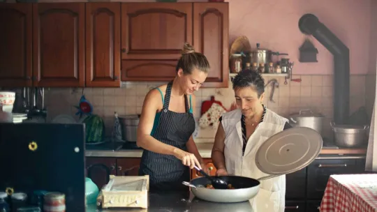 Dietista preparando la comida