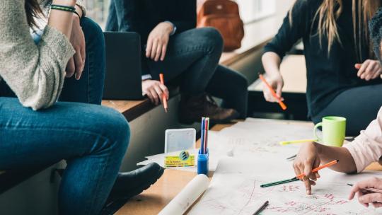 Estudiantes de FP haciendo un trabajo en grupo