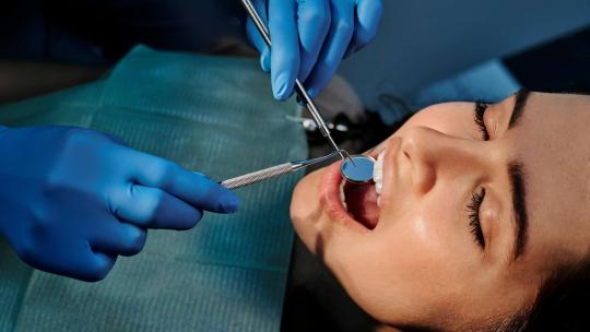 Profesional haciendo un tratamiento para la gingivitis y periodontitis