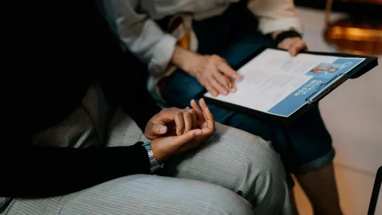 Entrevista de trabajo con un curriculum