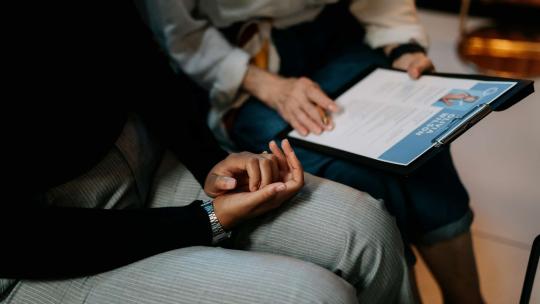 Entrevista de trabajo con un curriculum