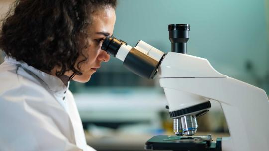 Auxiliar de laboratorio analizando unos análisis de sangre