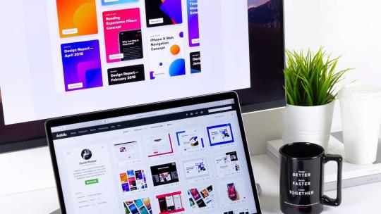 Puesto de trabajo de un diseñador web
