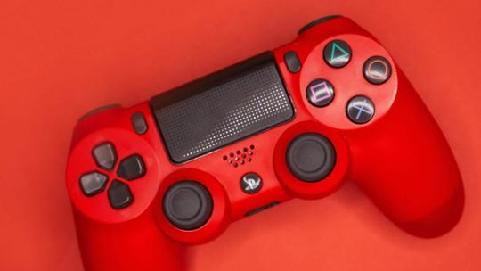 Mando de una videoconsola rojo
