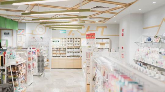 Farmacia llena de productos