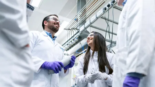 Técnicos Superiores de Laboratorio Clínico trabajando en un laboratorio
