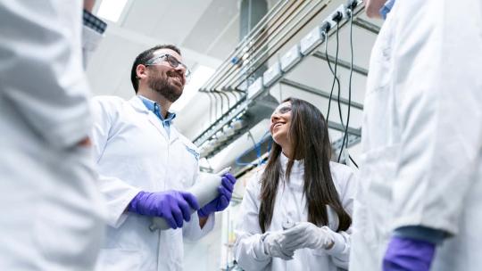 Técnicos Superiores de Laboratorio Clínico trabajando en un laboratorio