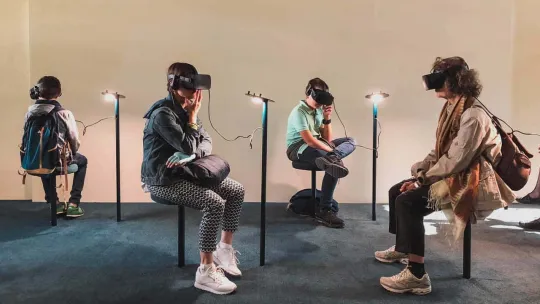 Realidad virtual y la realidad aumentada: participantes en una sala de exposiciones.