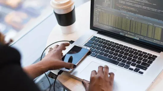 Mujer trabajando en ciberseguridad con el ordenador