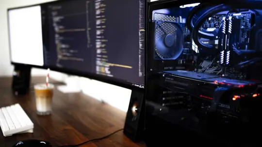 Técnico de Sistemas Microinformáticos y Redes trabajando con el ordenador