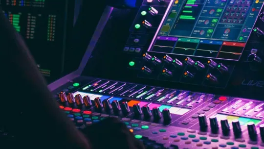 Hombre trabajando en una mesa de sonido