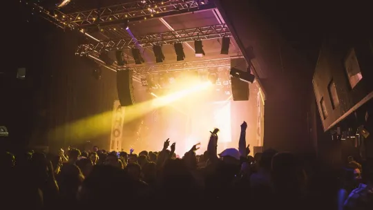 Concierto iluminado por técnico profesional