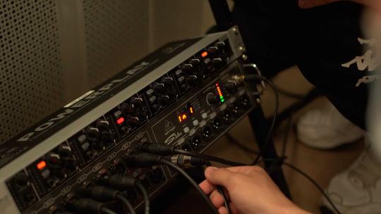 Técnico de sonido trabajando 