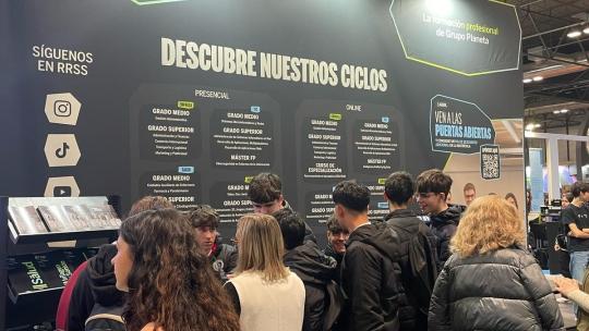 un grupo de chicos están en un stand de IFP