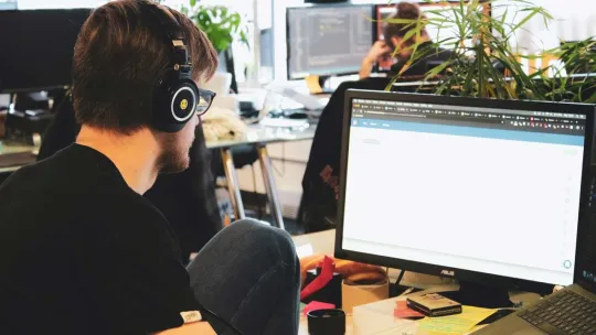 Hombre trabajando en tecnología con un ordenador