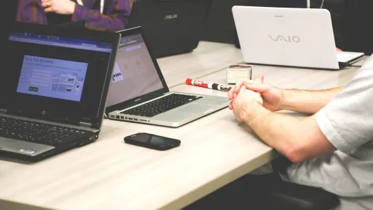 Trabajador de Big Data en la oficina 