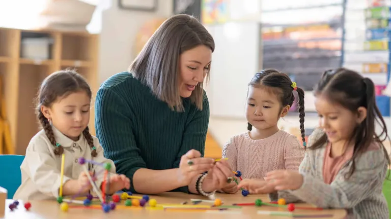 Maestra con alumnos de educación infantil